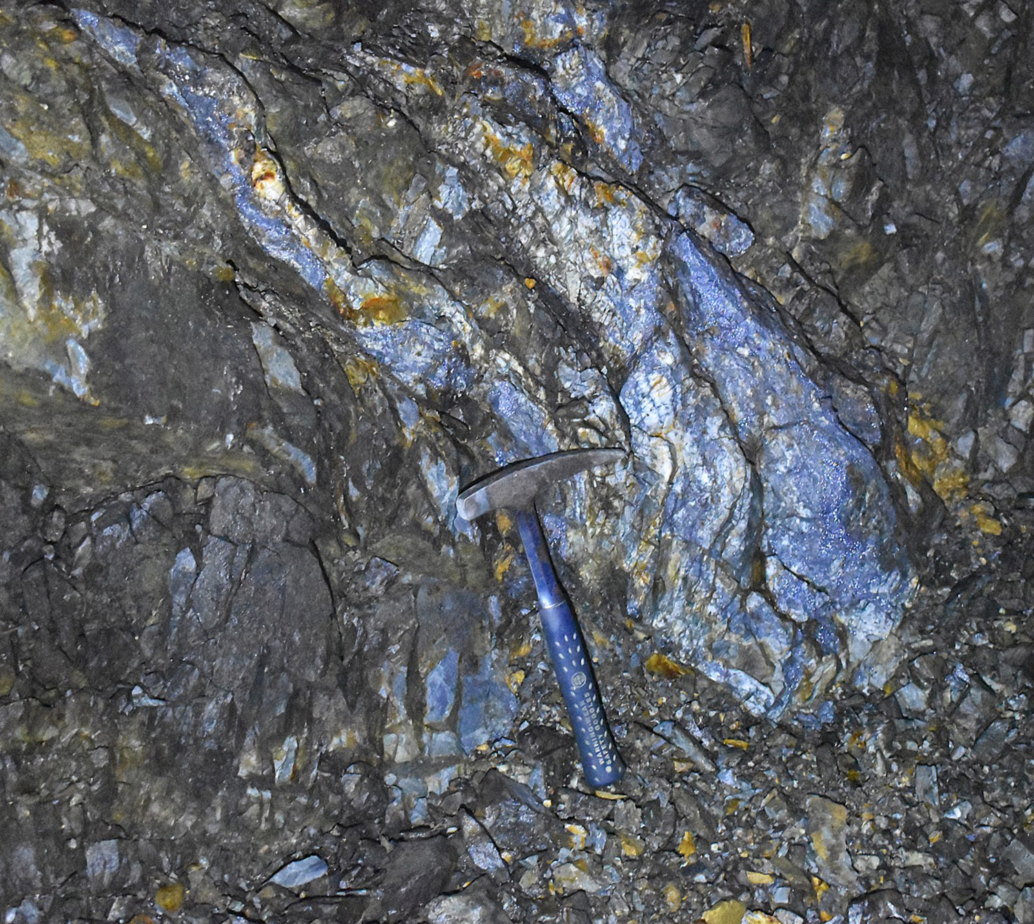 ~18” thick argentiferous galena-quartz-siderite lens in >30-foot-thick Cate-8 Vein